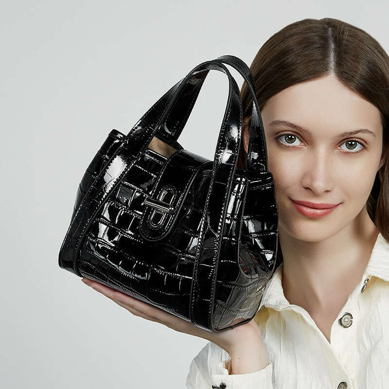 Luxury bag New Genuine Leather Women s Commuter Crossbody Crocodile Pattern Light Niche High end Sense Basket Tote Bag