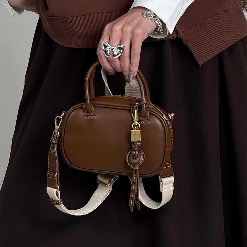 European Square Bag Elegant Highend Crossbody Bag Light Minimalist Handheld Small Bag Fiable Versatile Bag D251009