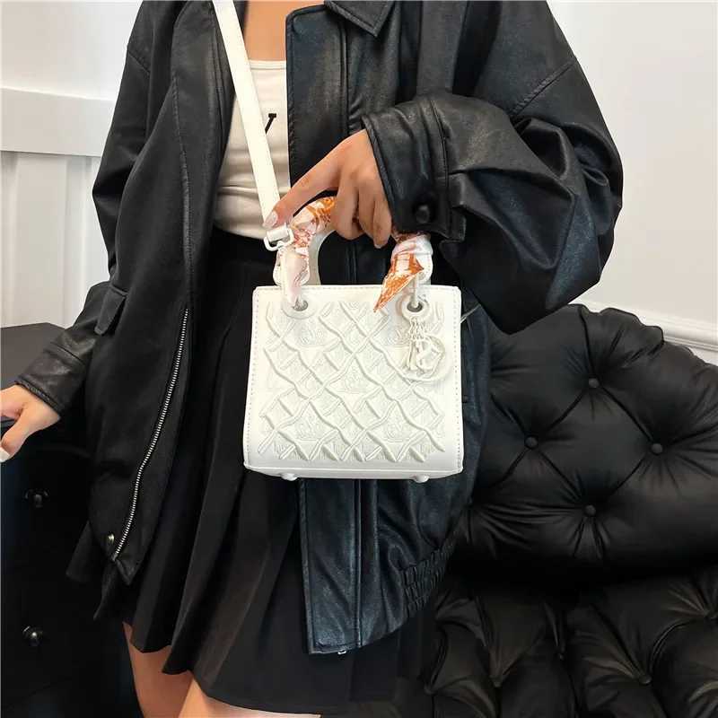 Bebi Fi Heavy Embroidery Silk Scarf Handbag Single Shoder Crossbody Bag Vintage Style Polyer Lining Soft PU Material D251009