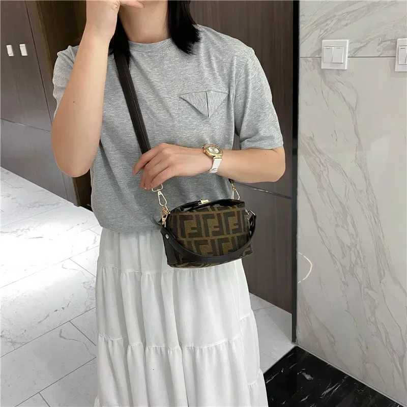 Luxury Designer Leather Crossbody Bag HighEnd Vintage for Wen with Trendy Paris Fi Inspirati D251009