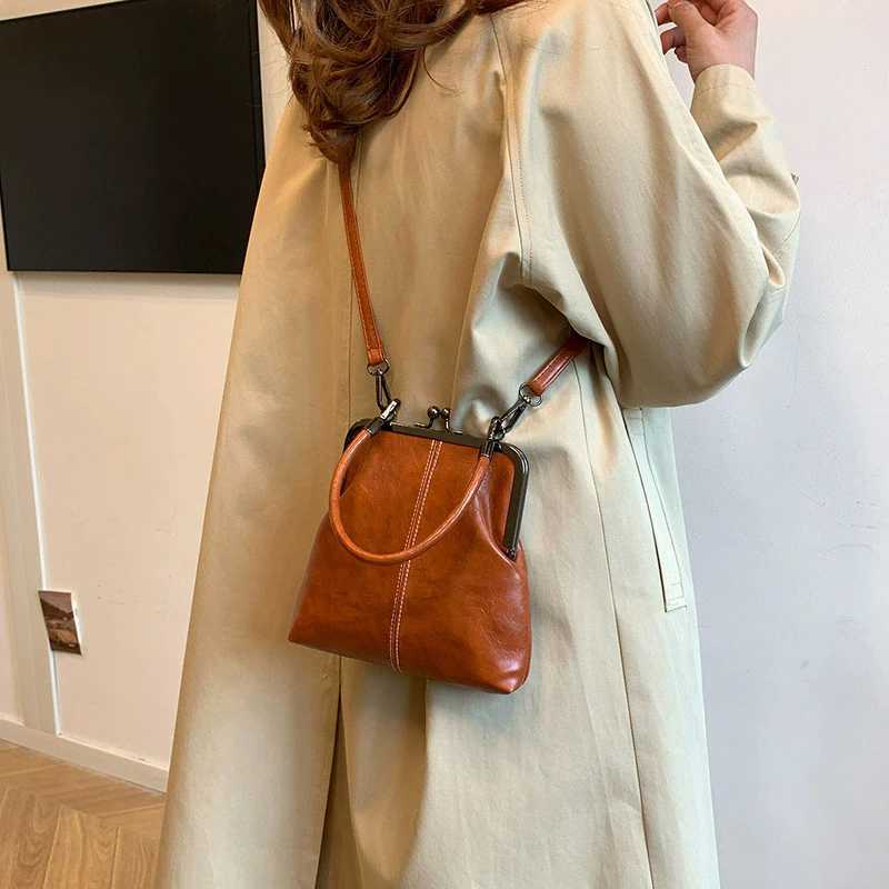Elegant Clip Lock Shoder Bag Large Capacity PU Leather Crossbody Bag Solid Color Wens Small Handbag D251009