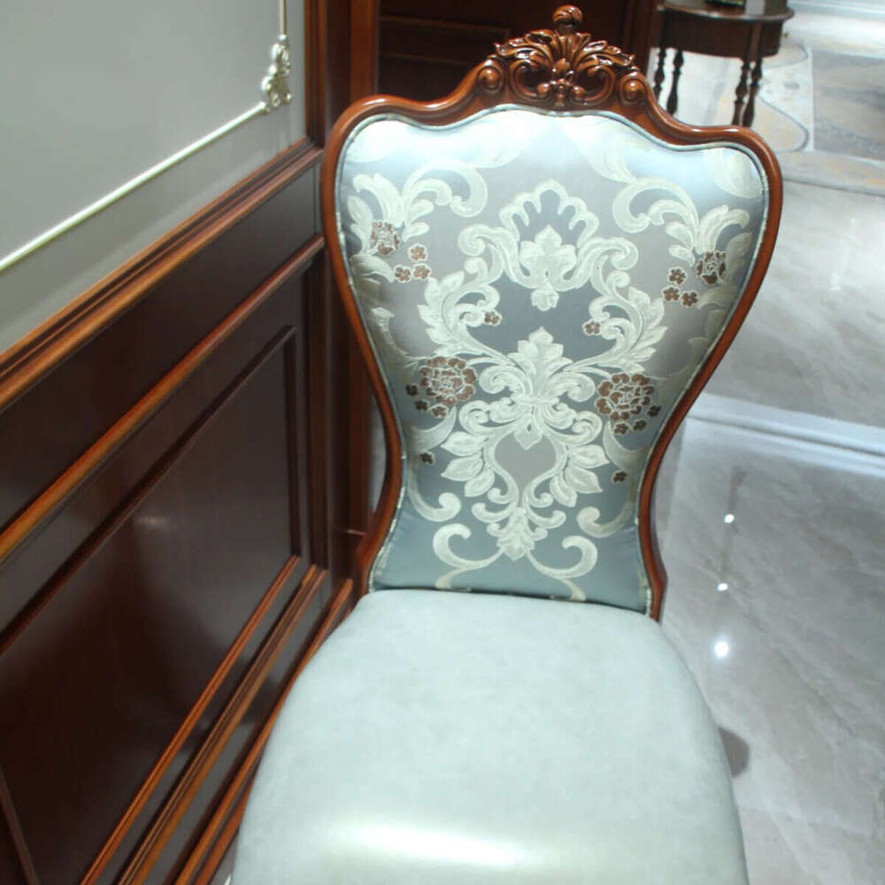 Zhong zhixin The dining table features a European luxury high-end design, meticulously crafted from solid wood.