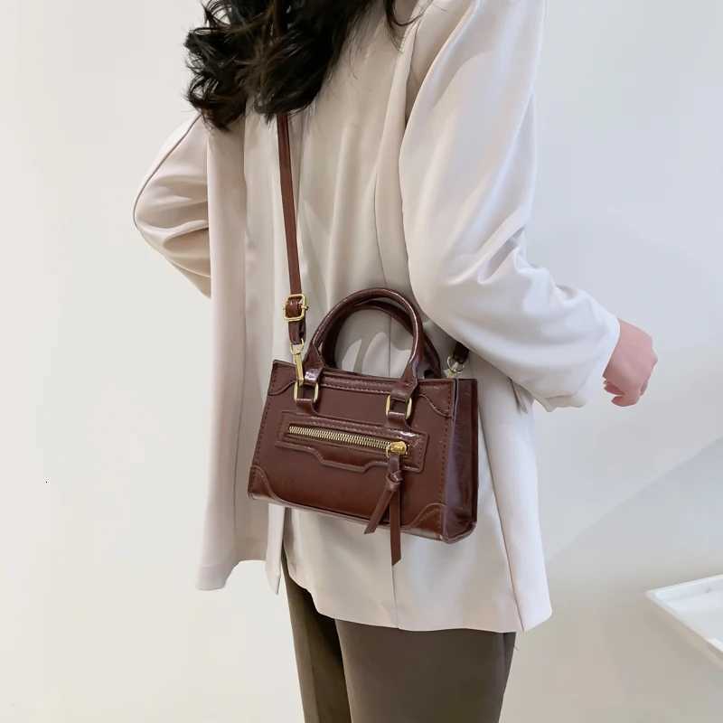 Versatile Oil Leather Crossbody Bag for Wen Fai Small Square Handbag ar Casual Sle Soft Surface Zipper Clo D251009