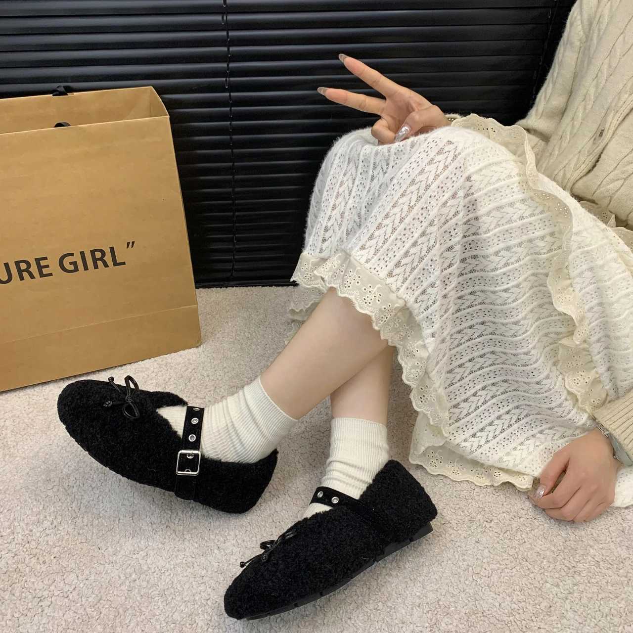 New Wens Shoes Wan Flats Low H Casual Fem Sneakers Slipon Loafers Fur Round Toe Shallow Mouth Boat Slip on Winter Y251009