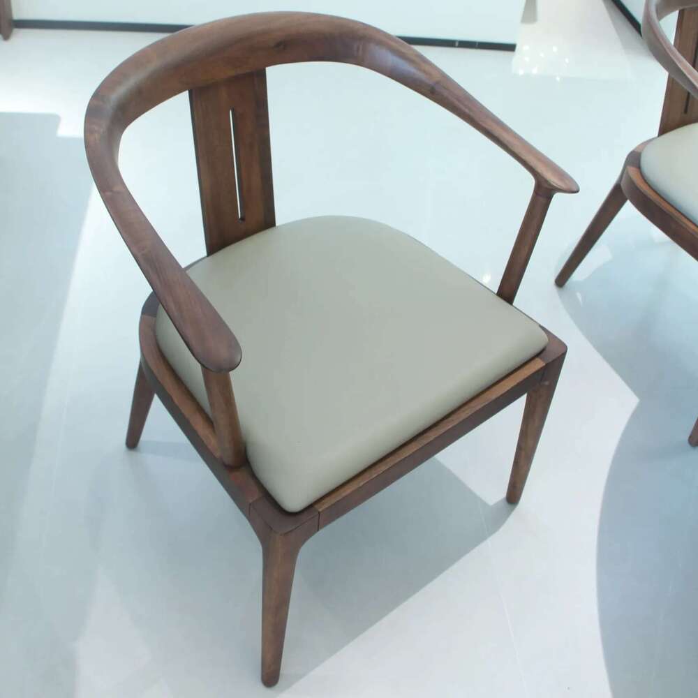 Zhong zhixin High-end design The Chinese-style dining table is meticulously crafted from solid wood