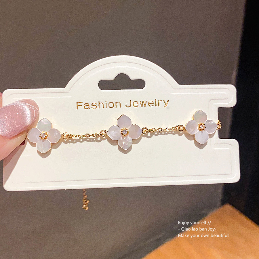 Gold - Toned Bracelet With Shell Flower Charms And Rhinestone Details Delicate Daily & Elegant Jewelry Gift For Her High - Quality Stylish Accessory