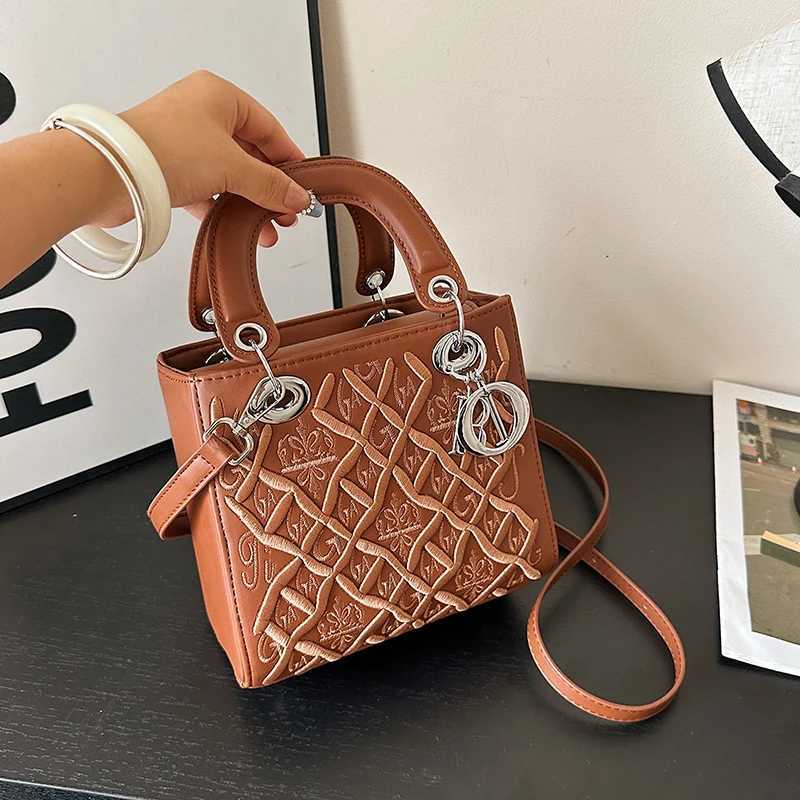 Elegant Trendy Exquisite Solid Color Wen Handbag Shoder Bag Metal Deco Quilted Design Crossbody Bag for Outings Party D251009