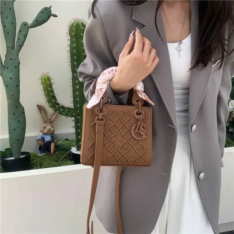 2025 Designer Diana Bag Wens Embroidery Rhbus Messenger Purse Highend Silk Scarf Shoder Bag Versatile Fi Handbag D251009
