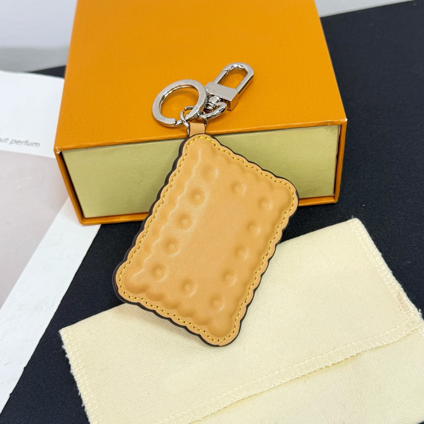 Classic Biscuit Donut Bag Charm Key Holder Pizza Charm Keychains hamburger Leather metal pendant key ring Monogram Purse charm Car keychain for Men Women gift