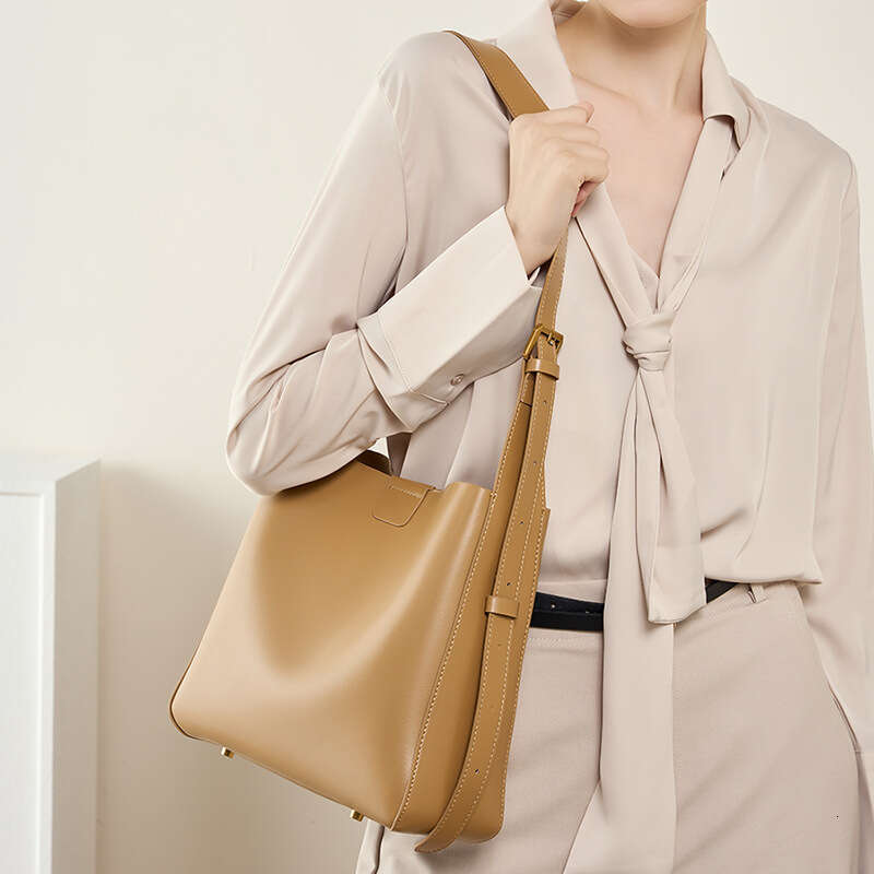 Luxury bag Genuine Women s New Spring Bucket Soft Leather Shoulder Crossbody Bag Tote Large Capacity Commuter Handbag