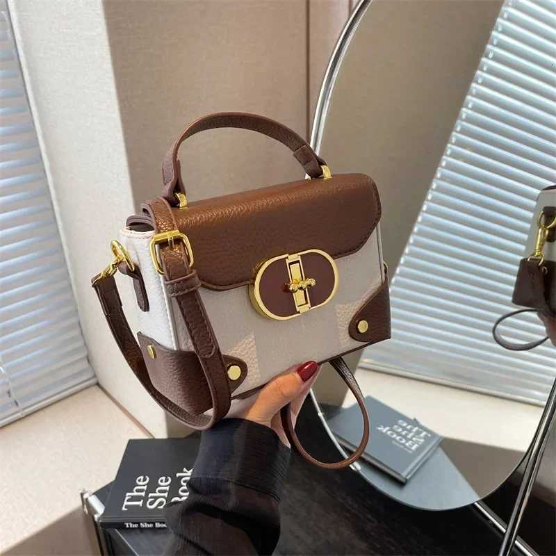 French Ladies Shoder Bag Fi Splicing Girls Crossbody Hundred Leisure Small Square Bag Metal Lock Buckle PU Material D2510091