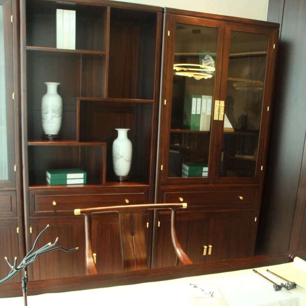 Zhong zhixin The high-end design of the Chinese-style desk is crafted with solid wood and meticulous craftsmanship.