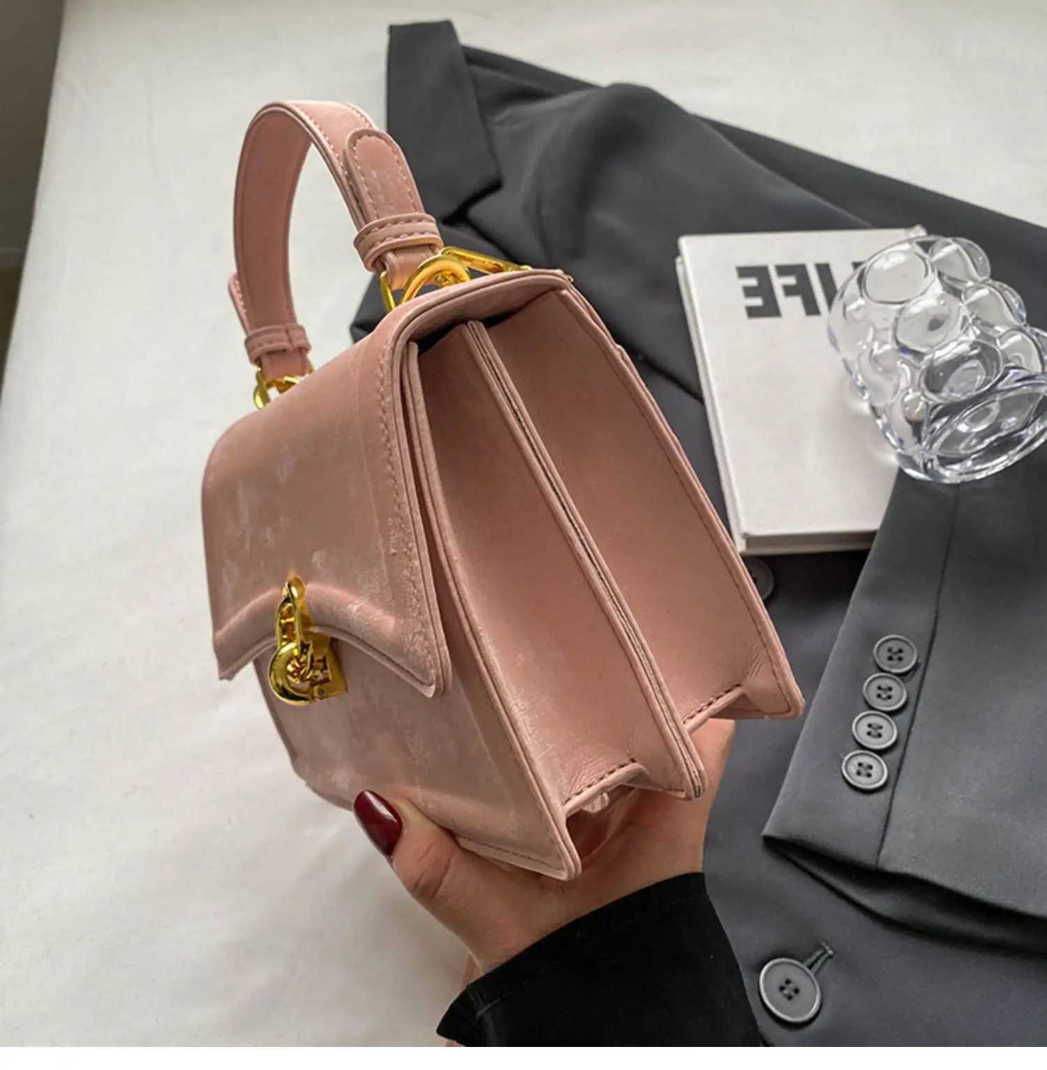 Korean Short Handle Small Handbags Wen Fi Flap Trapeze Crossbody Bag 2024 New Lady Daily Work Armpit Bag D251009