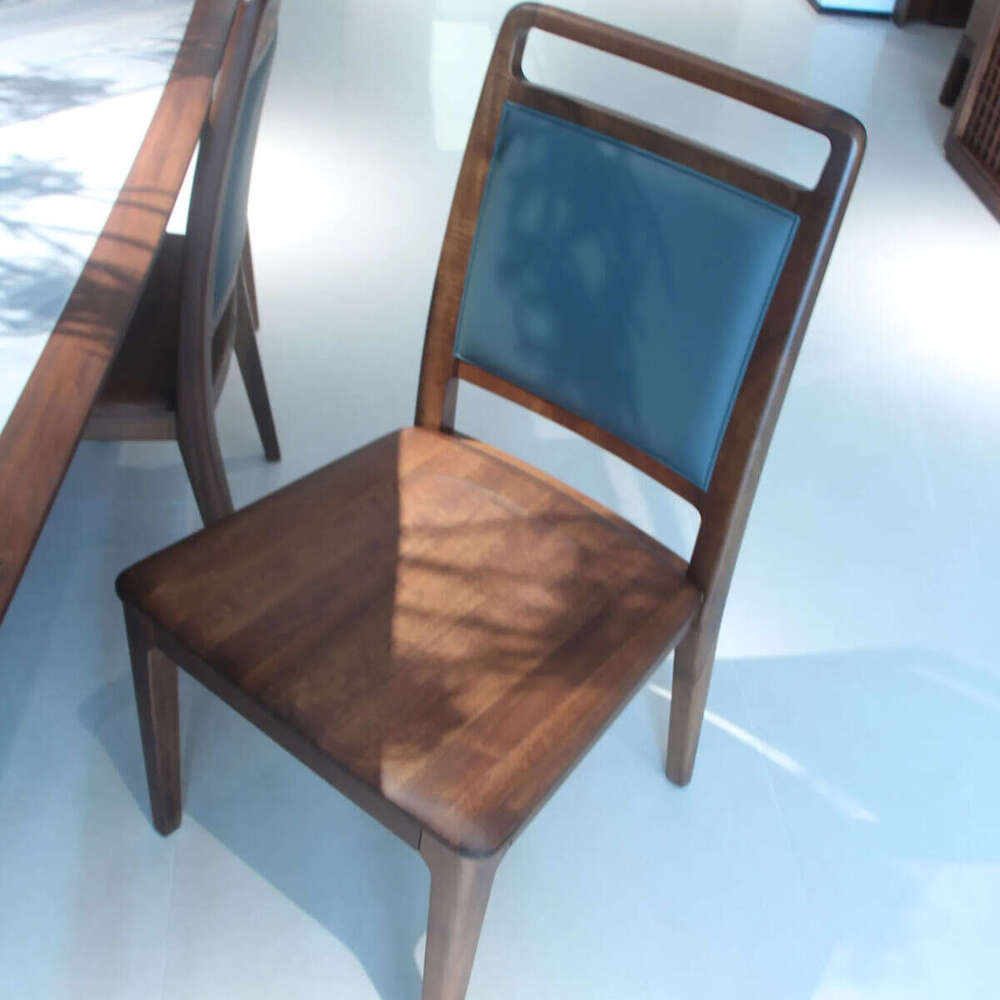 Zhong zhixin High-end design 2025 New The modern dining table is meticulously crafted from solid wood and marble