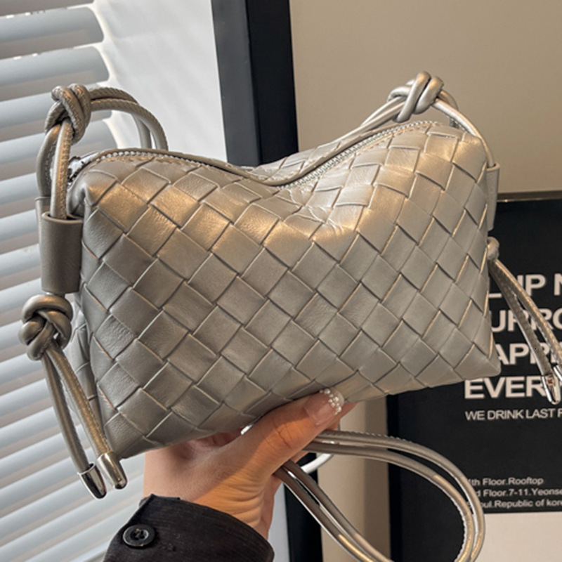 Designer Handbag New Trendy Simple Chic Single Shoulder Luxury Bag Bag Niche Design Woven Bag For Women Fashionable Shopping Commuting Crossbody Bag