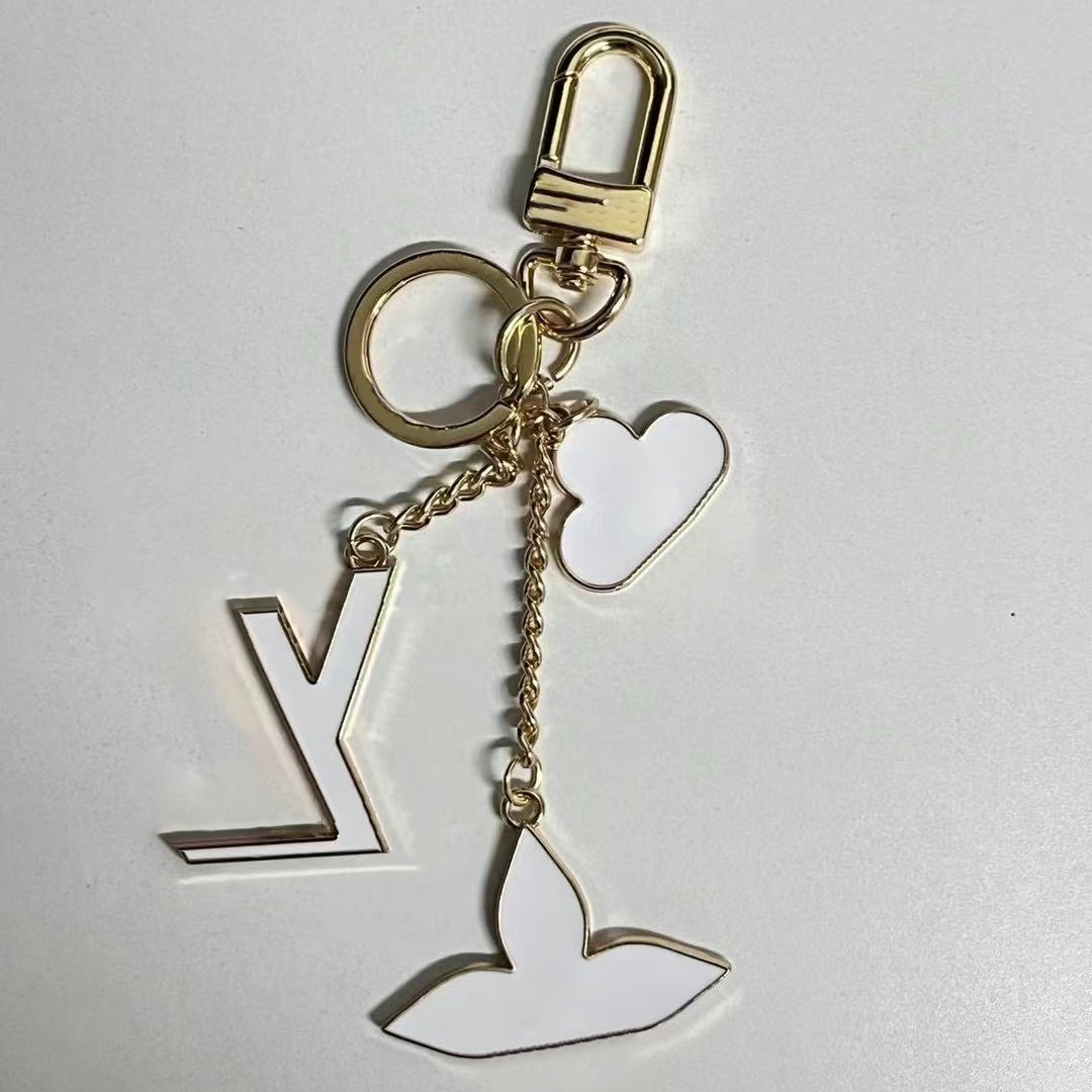 Top Brand Keychains Elegant French Style Metal Letter Keychain Designer Keychains Charm Fashion Bag Pendants Car Keyring perfect gift
