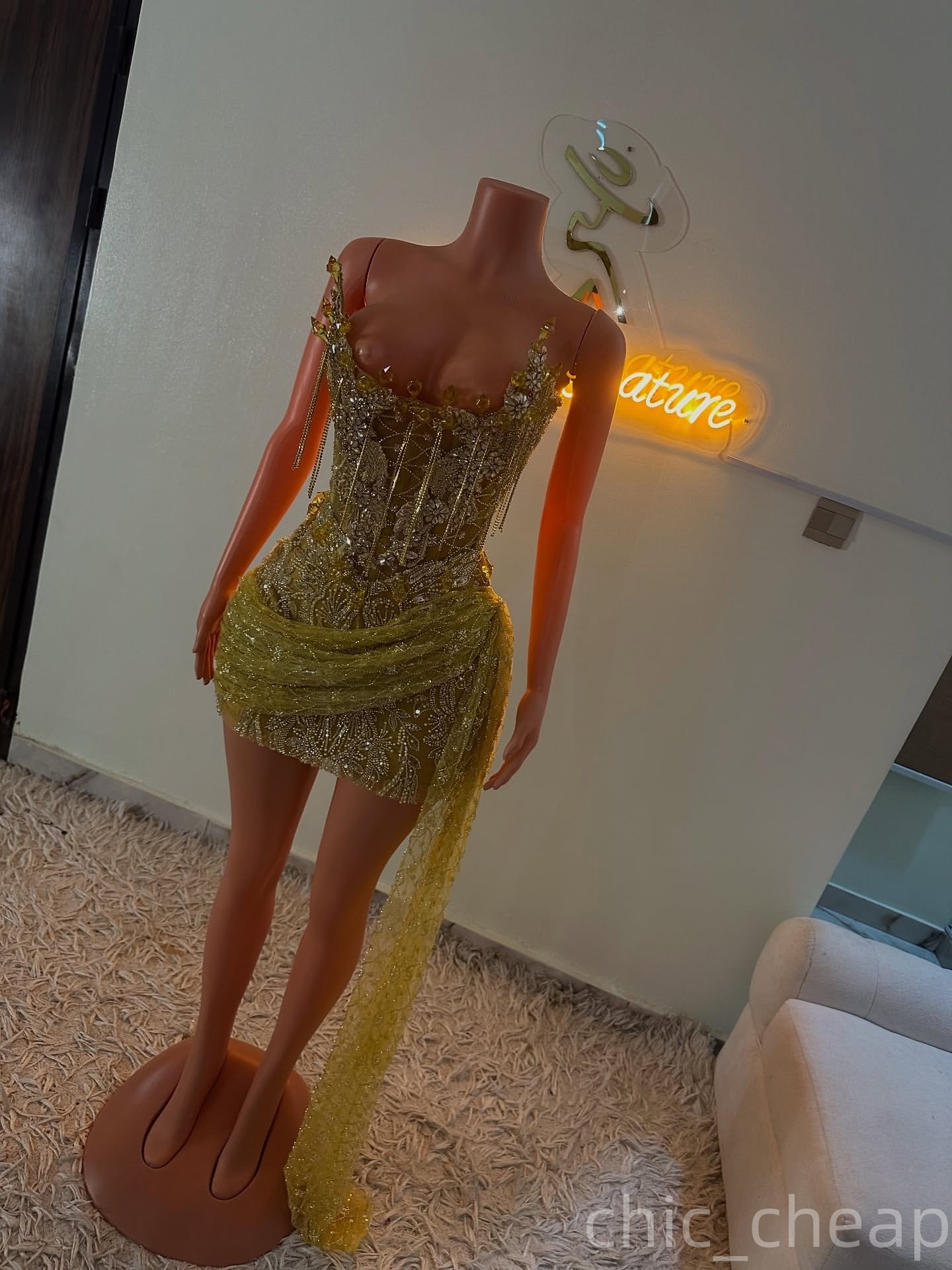 Chic Red Gold Sheath Cocktail Dress Rhinestones Sequined Lace Stylish Short Mini Graduation Homecoming Dresses For Special Occasions Sweetheart Gowns