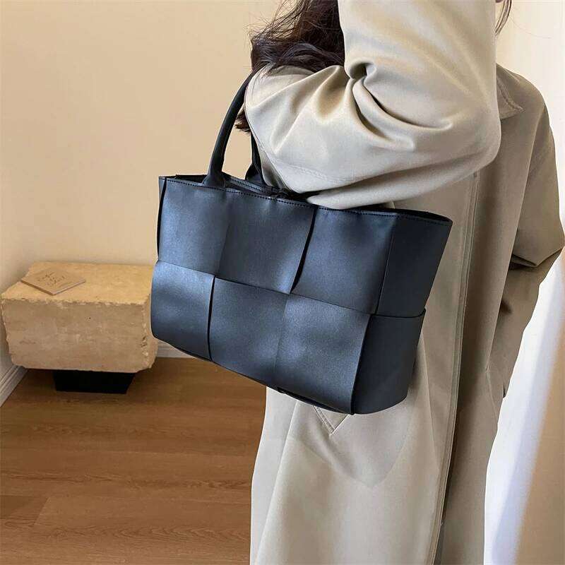Bbk8804tote For Women, Large Capacity, 2025 Autumn New Style, Casual Shoulder Handbag, Commuter Bag, Woven Underarm Bag