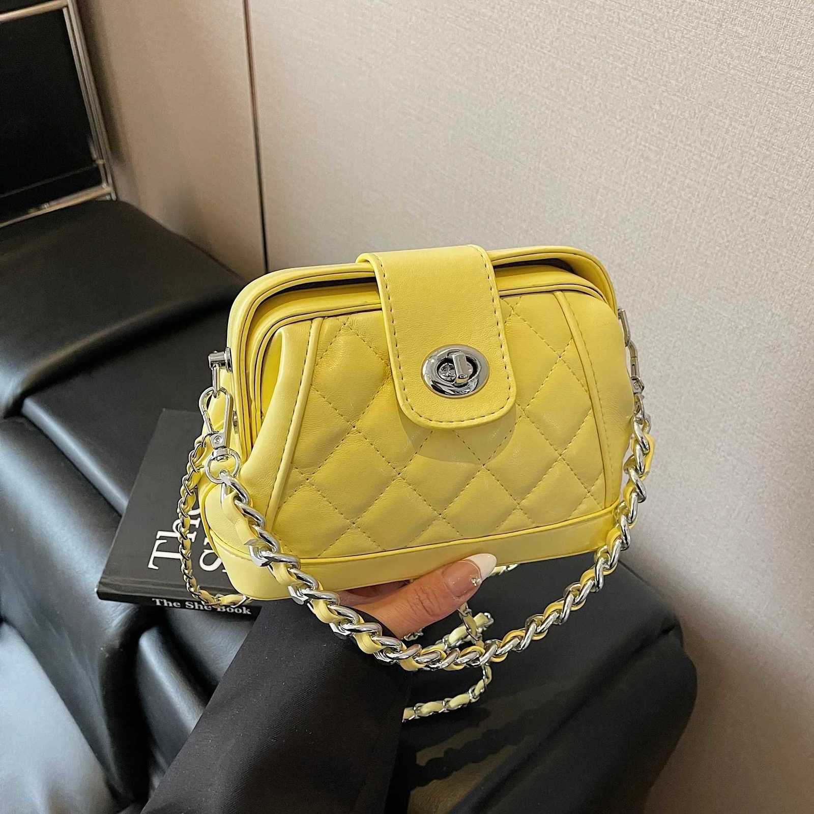 2025Xiaoxiangfeng Handbag High End Womens Messenger Bag New Fashion Niche Diamond Chain Box BagW251101