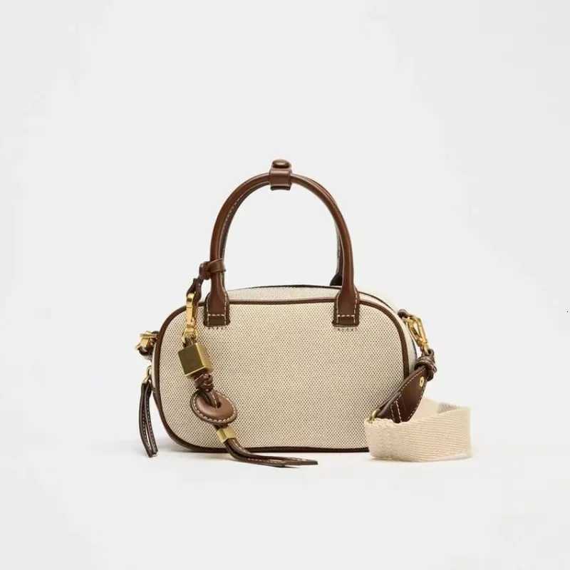 European Square Bag Elegant Highend Crossbody Bag Light Minimalist Handheld Small Bag Fiable Versatile Bag D251009