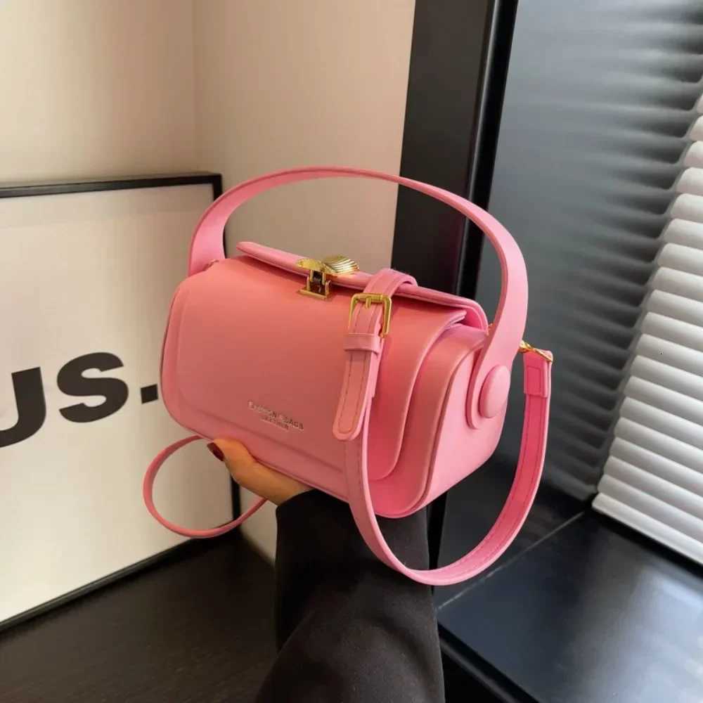 Classic Black Shoder Bag Wens Versatile Crossbody Square Bags 2025 New Large Capacity Textured Leather Flap Handbags D251009