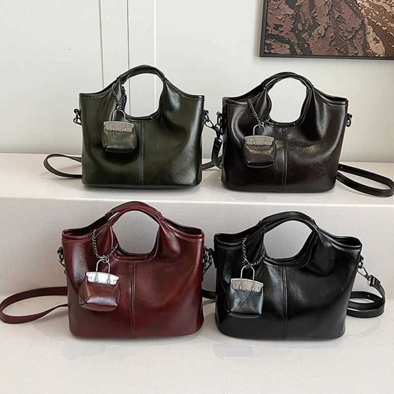 Wens PU Leather Shoder Bags with Pendant Highend Small Crossbody Bags Korean TopHandle Handbags Vintage Solid Tote Purses1 D251009