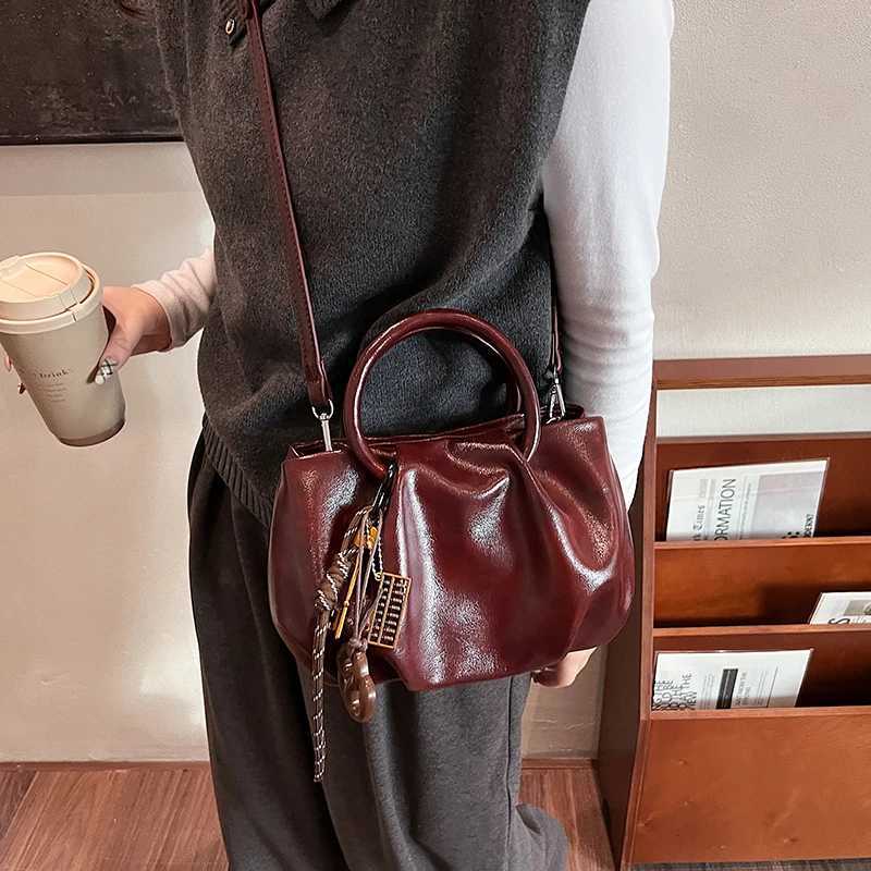 Wens PU Leather Shoder Bags with Pendant Highend Small Crossbody Bags Korean TopHandle Handbags Vintage Solid Tote Purses1 D251009