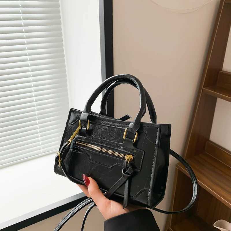Versatile Oil Leather Crossbody Bag for Wen Fai Small Square Handbag ar Casual Sle Soft Surface Zipper Clo D251009