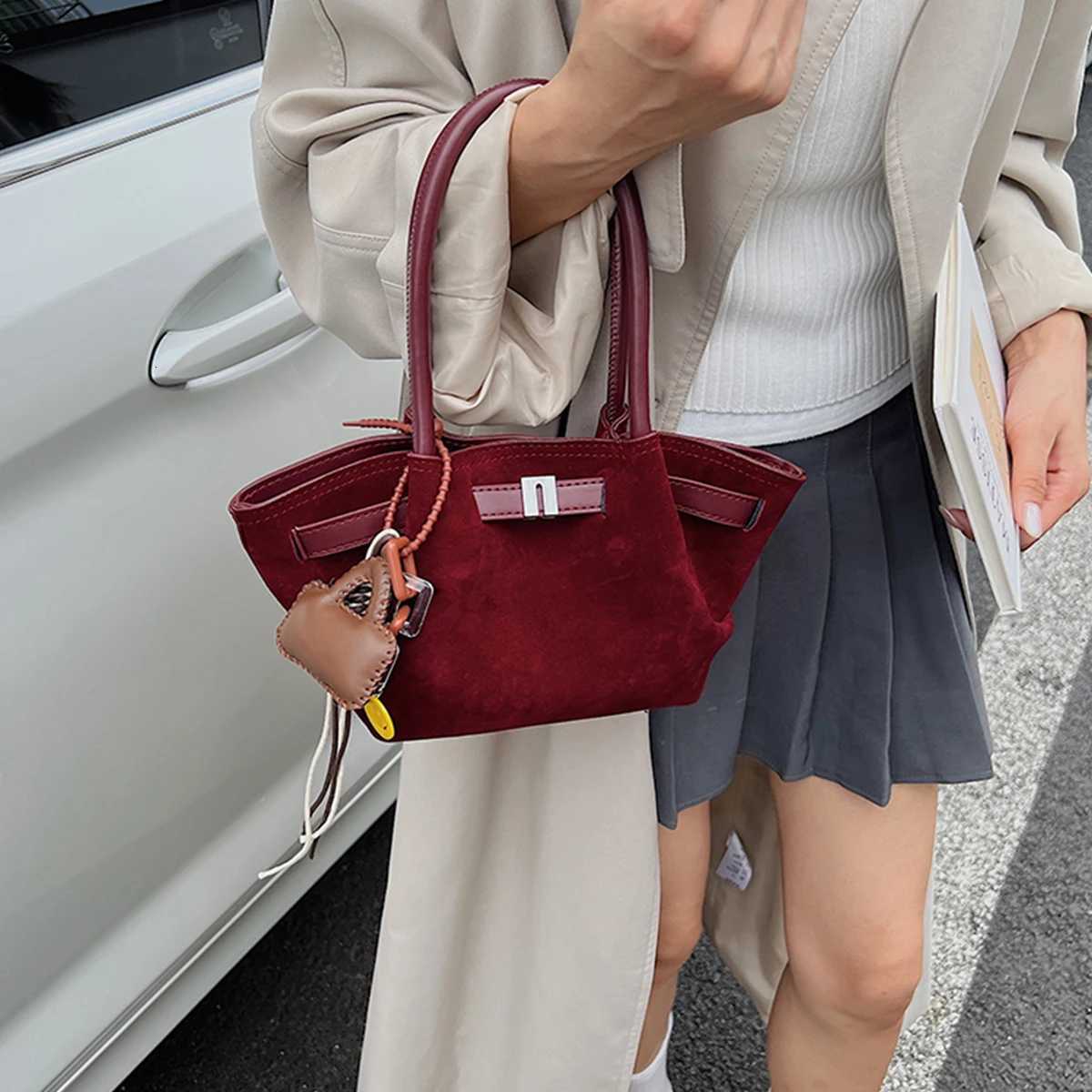 Ladies Casual Crossbody Bag Quilted Detachable Mini Purse Accent Spacious Interior Magnetic Snap Adjustable Strap Shopping Bag D251009