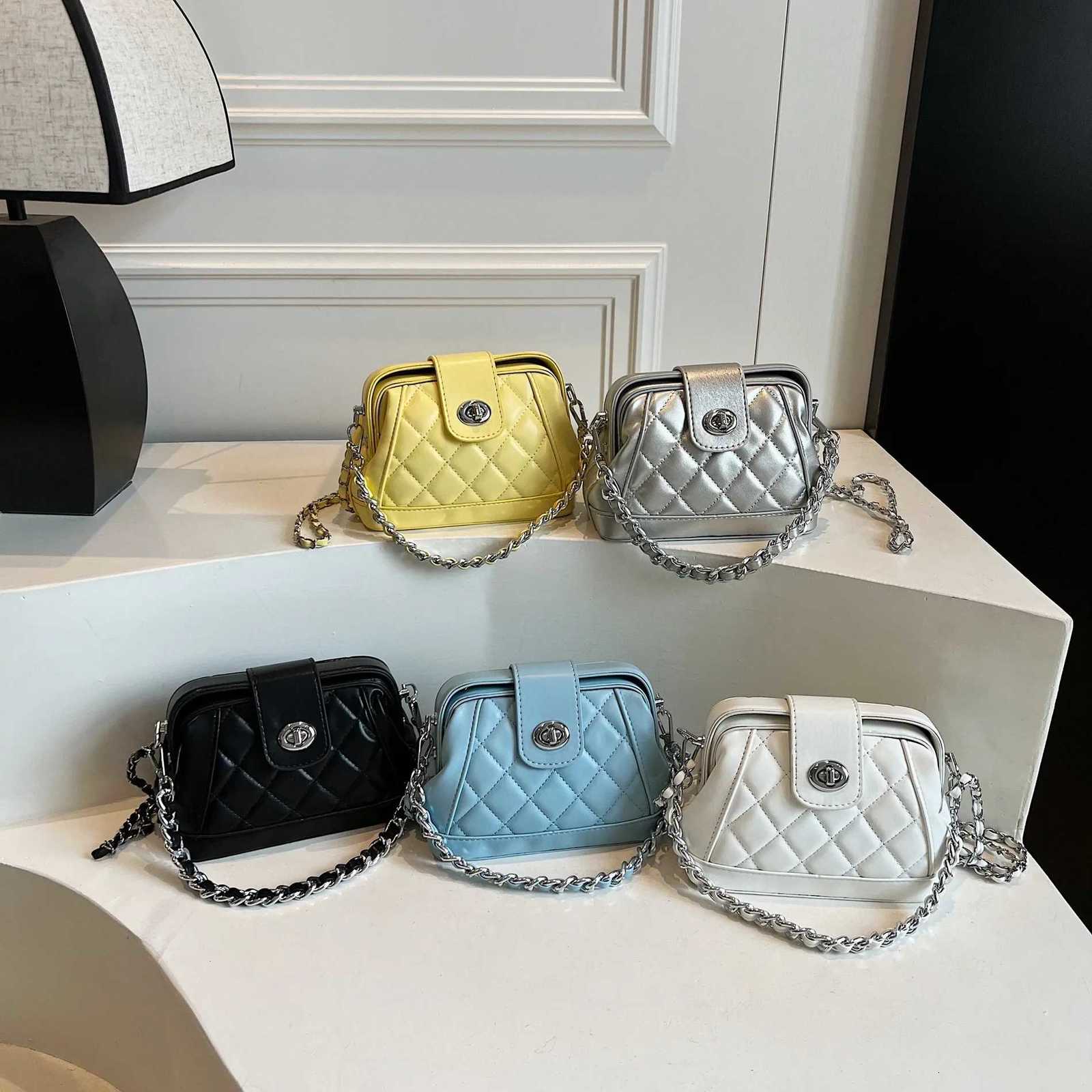 2025Xiaoxiangfeng Handbag High End Womens Messenger Bag New Fashion Niche Diamond Chain Box BagW251101