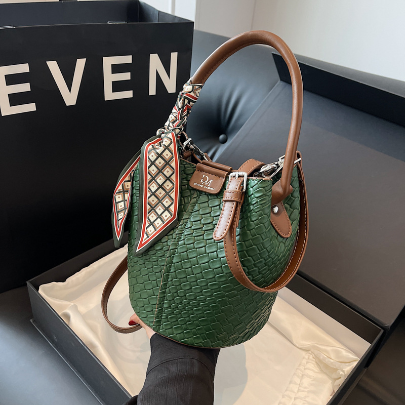 designer bag luxury bag 2025 Trendy New Commuter Bag Retro Bag Women Handbag Fashion Versatile Shoulder Bag Woven Bucket Bag Niche