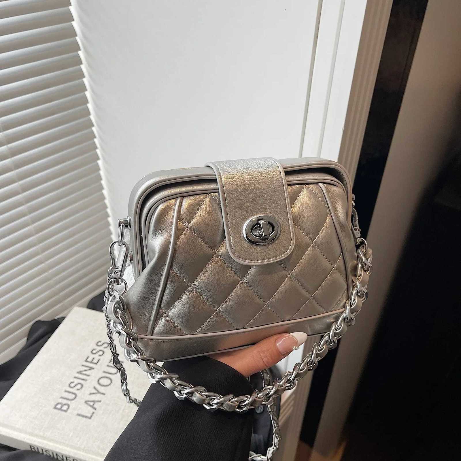 2025Xiaoxiangfeng Handbag High End Womens Messenger Bag New Fashion Niche Diamond Chain Box BagW251101