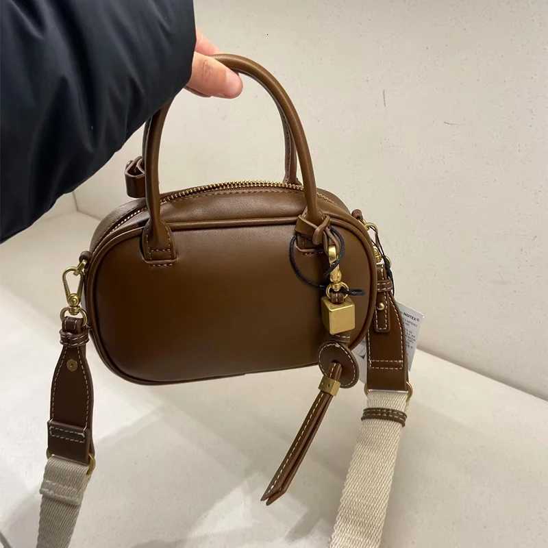 European Square Bag Elegant Highend Crossbody Bag Light Minimalist Handheld Small Bag Fiable Versatile Bag D251009