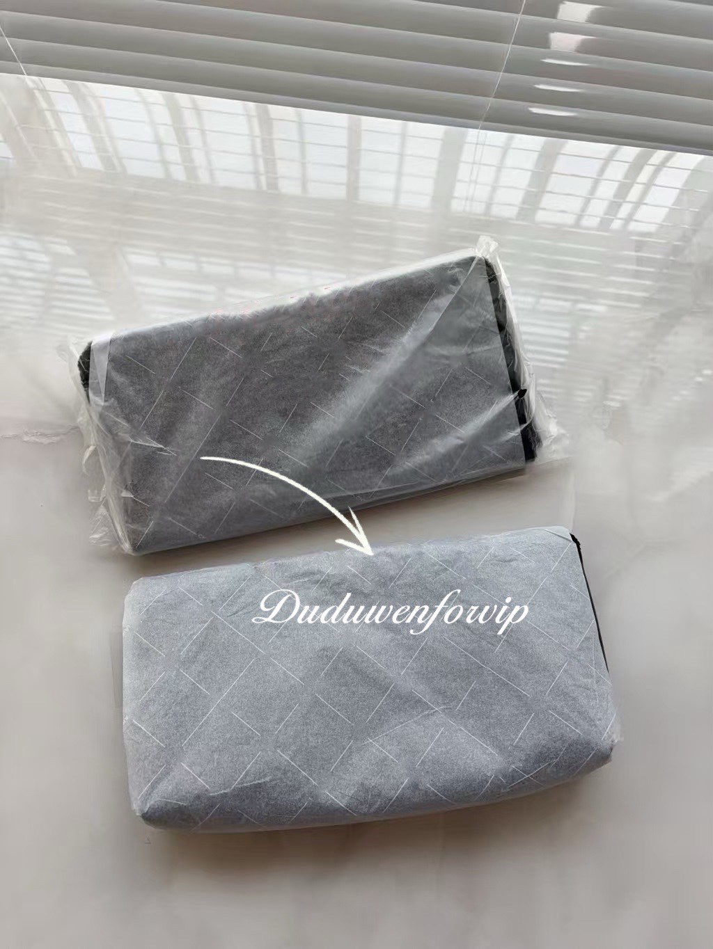 25X14X5CM Fashion beatue storage case Zipper vintage Letters glossy Bag Casual Chain case C Collection Organization