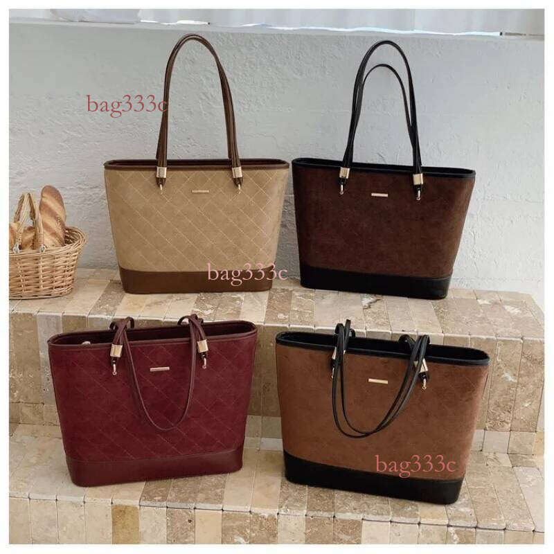 Fashionable Shoulder Bag For Women Leather Material Adjustable Length Elegant Messenger Inspired By Famous Designer