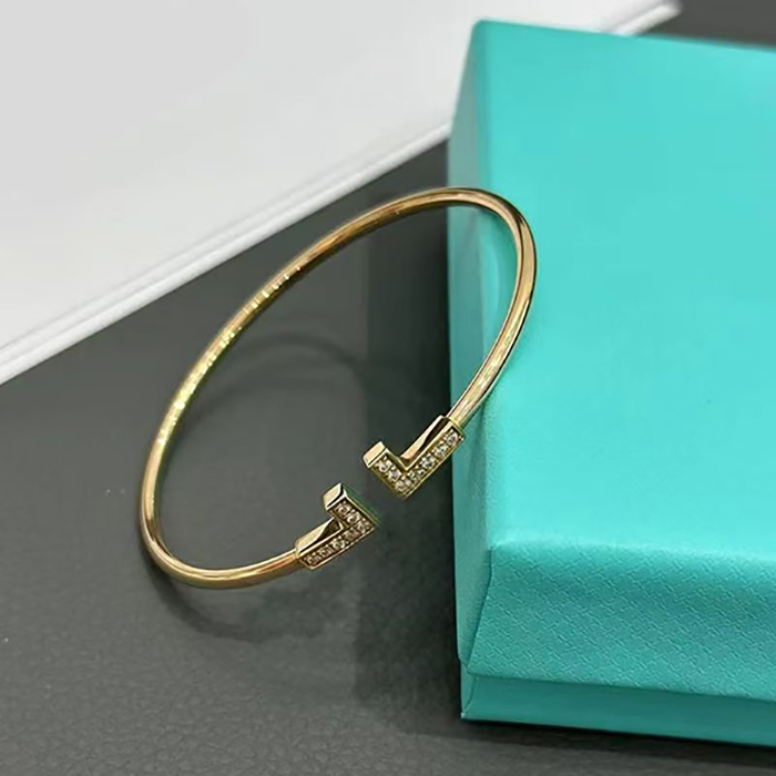 Designer bracelet hard body bracelet high quality for you to choose luxury designer bracelet valentine's day gift does not fade 8690