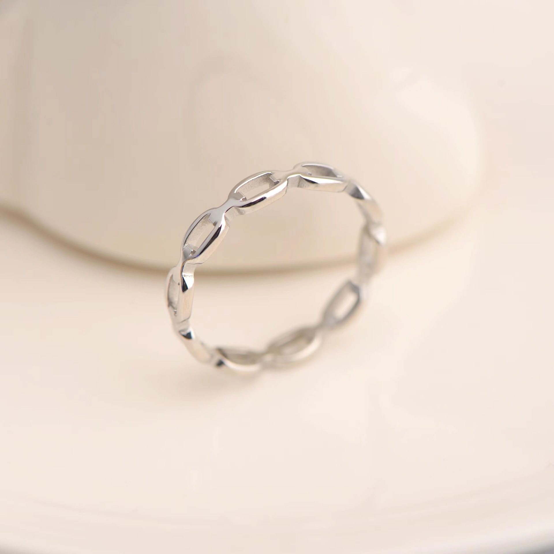 Delicate Titanium Steel Hollow-Out Chain Rings European Popular Minimalist Design Openwork Ring Non-Tarnish Gold Silver Plated Lovers Tail Rings Jewel