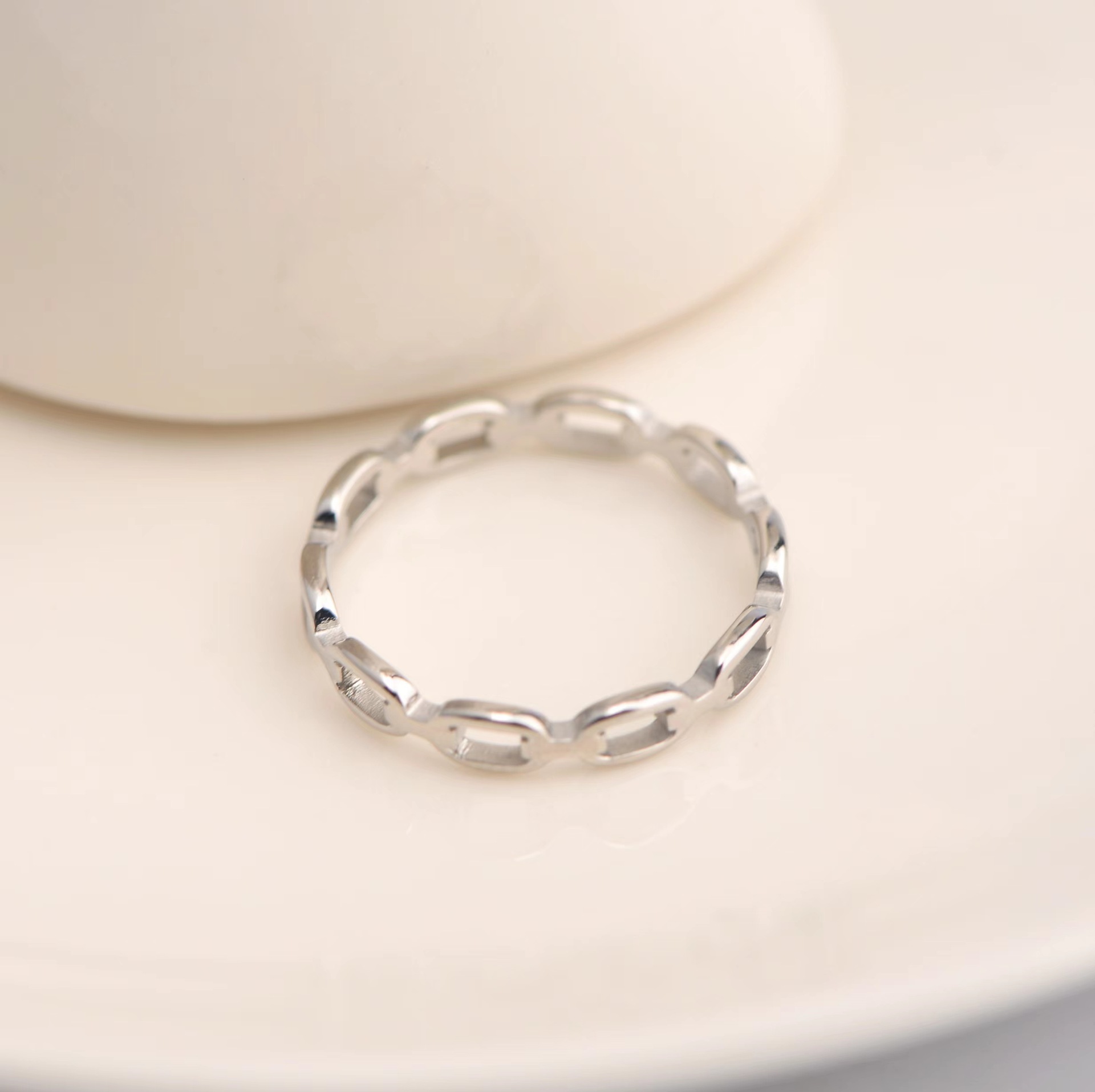 Delicate Titanium Steel Hollow-Out Chain Rings European Popular Minimalist Design Openwork Ring Non-Tarnish Gold Silver Plated Lovers Tail Rings Jewel