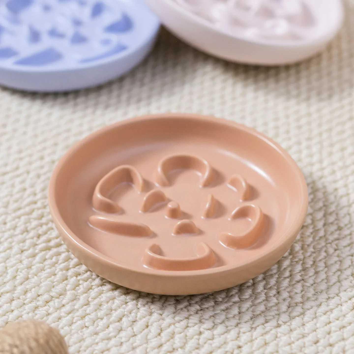 Creative Clover Shaped Slow Food Plate Anti Spill Pet Bowl Anti Choking Slow Food Bowl Round Cat Bowl Dog Bowl Pet Supplies C251009