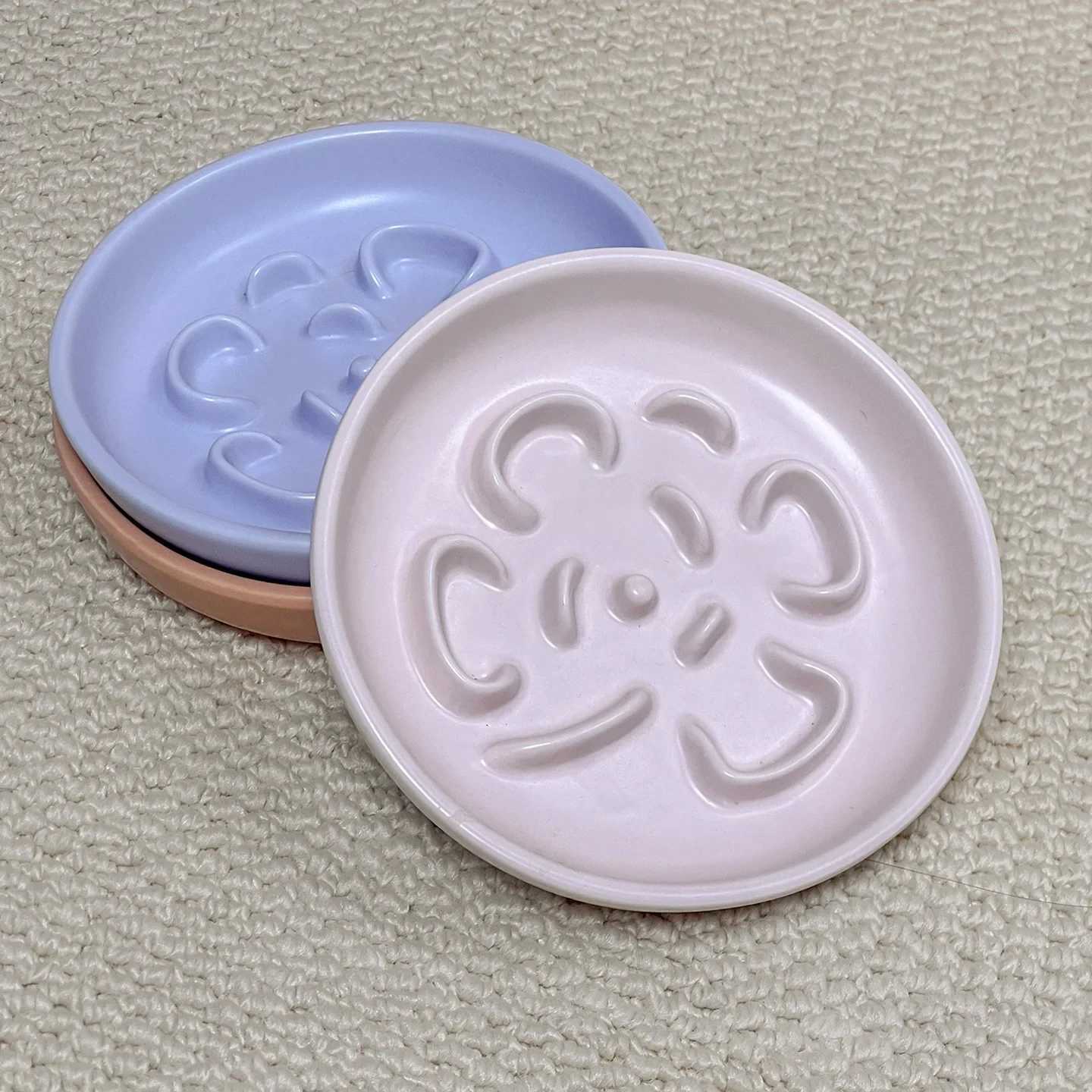 Creative Clover Shaped Slow Food Plate Anti Spill Pet Bowl Anti Choking Slow Food Bowl Round Cat Bowl Dog Bowl Pet Supplies C251009