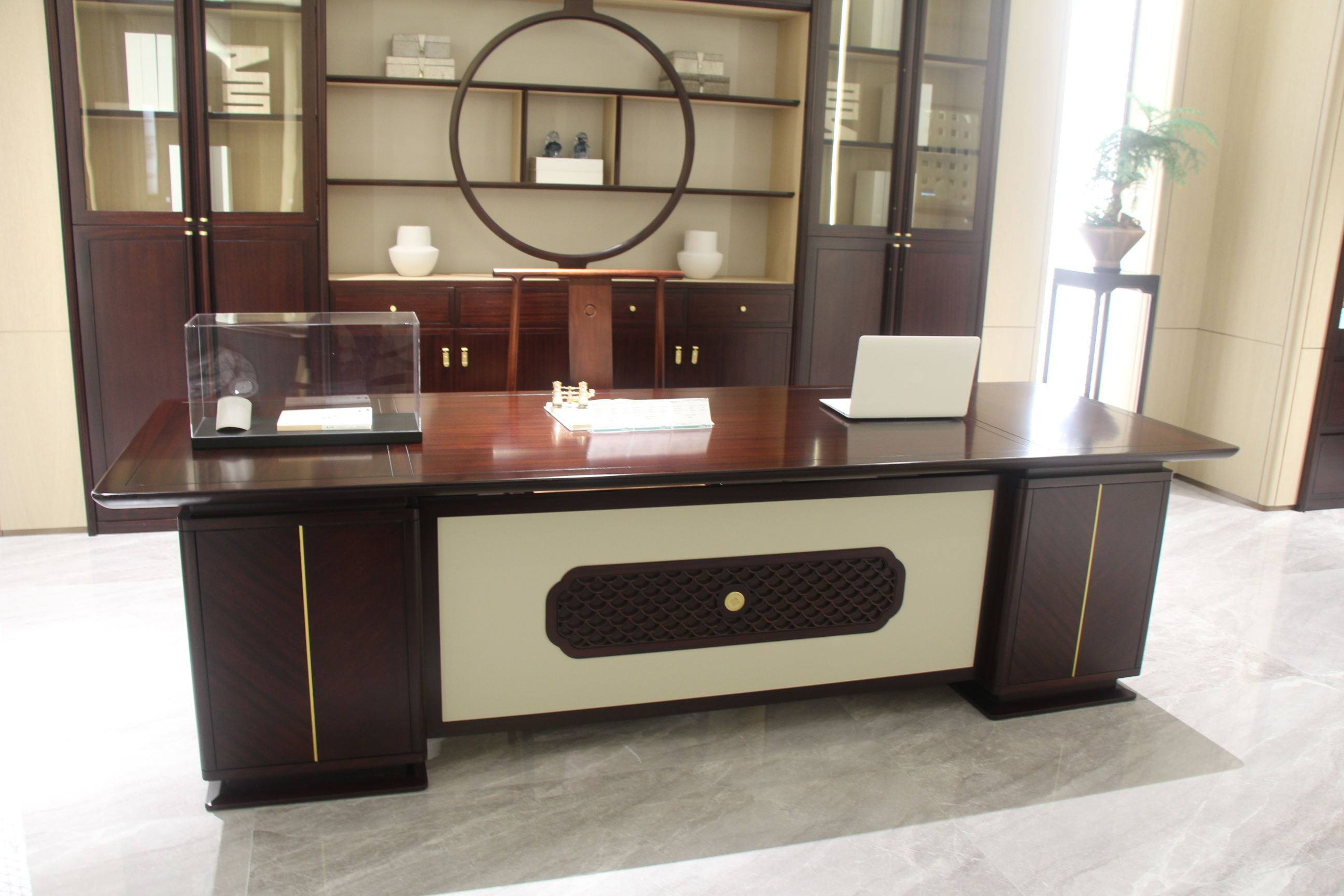 Zhong zhixin High-end design The modern Chinese-style desk set is crafted from solid wood with exquisite workmanship