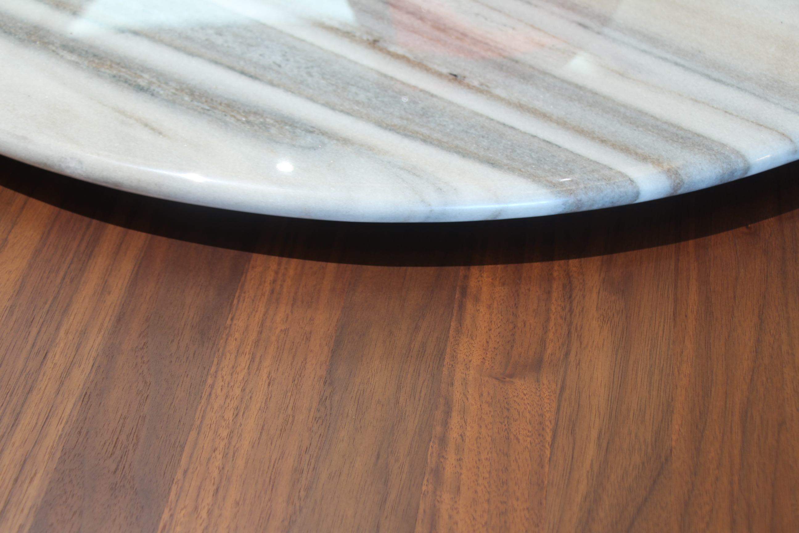 Zhong zhixin Ruimu The modern minimalist Chinese-style round table features a luxurious design crafted from solid wood with exquisite workmanship