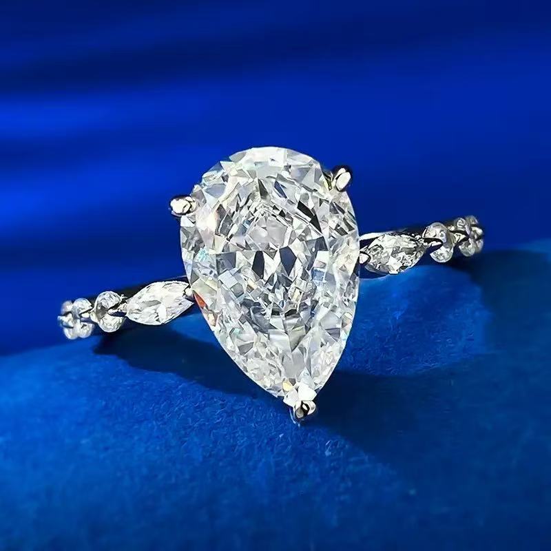 2025 Custom Pure 18-Karat Yellow Gold 4ct Pear Cut 8x12mm Dcolor VVS Moissanite Diamond Three Claws Solitaire Ring
