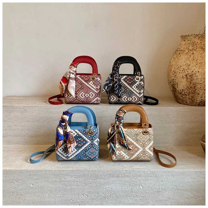 Luxcury Chic Female Crossbody Clutch High-Quality Leather Accessory Featuring Distinctive Alphabet Embroidery