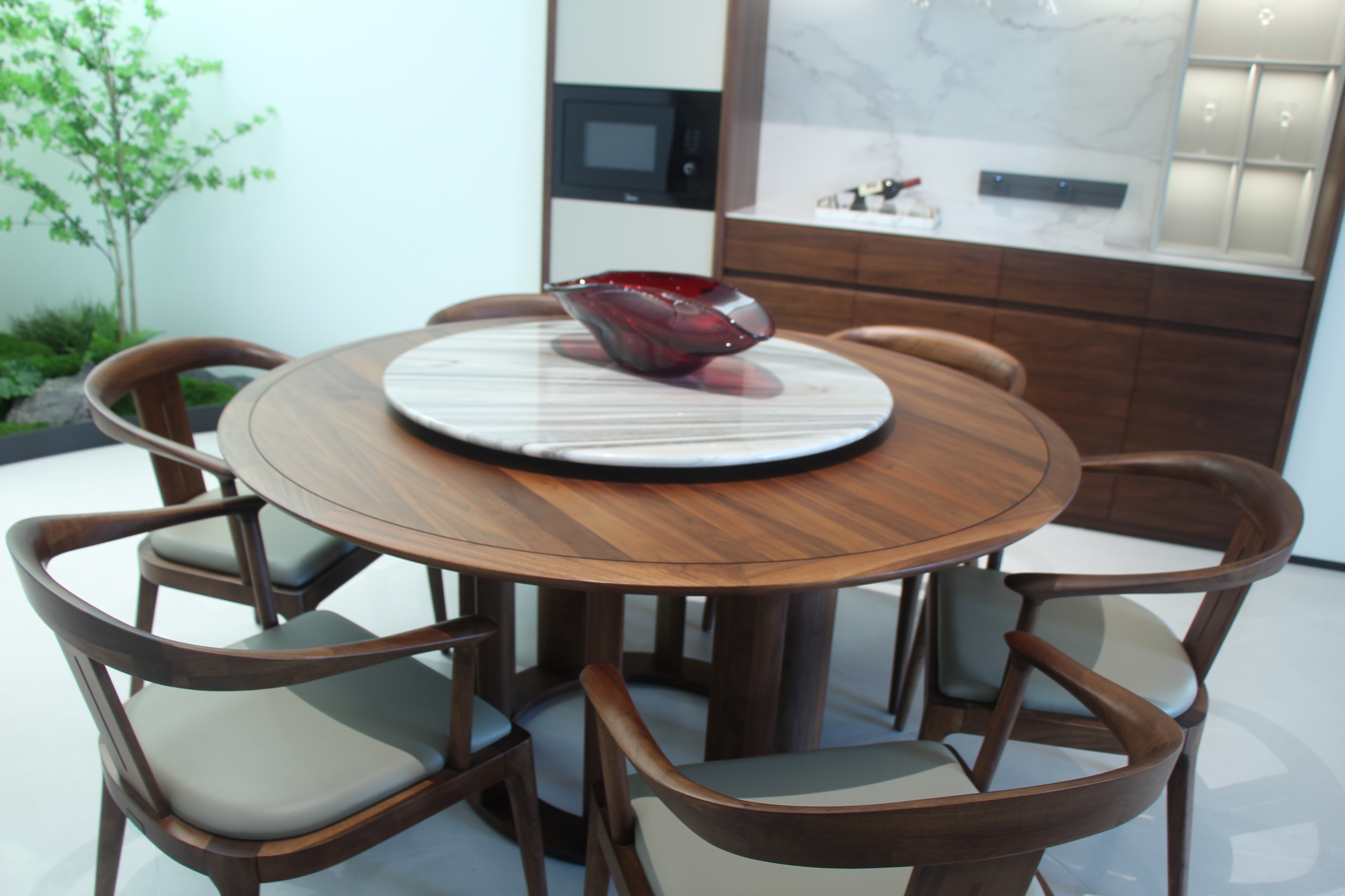 Zhong zhixin Ruimu The modern minimalist Chinese-style round table features a luxurious design crafted from solid wood with exquisite workmanship