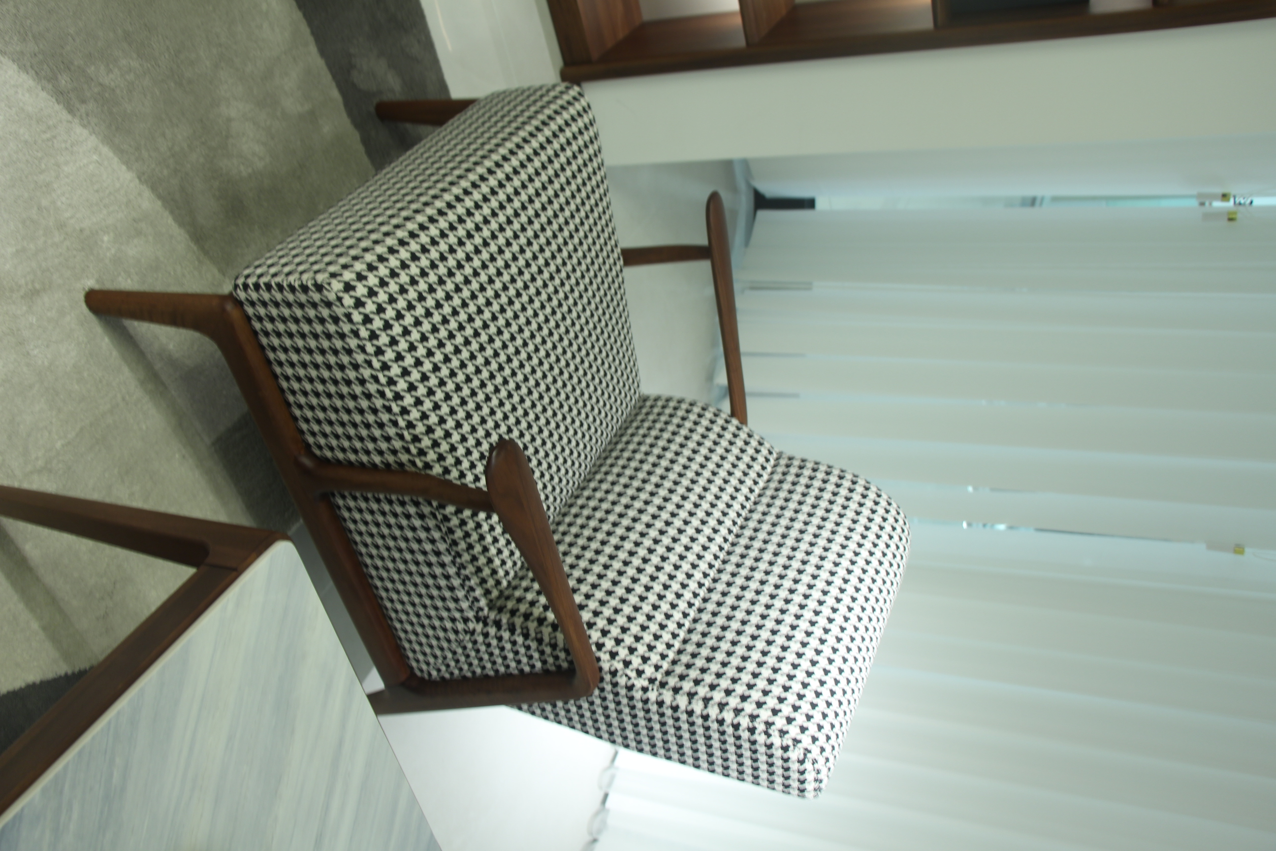 Zhong zhixin Ruimu The modern Chinese-style lounge chair features a minimalist design crafted from a solid wood frame