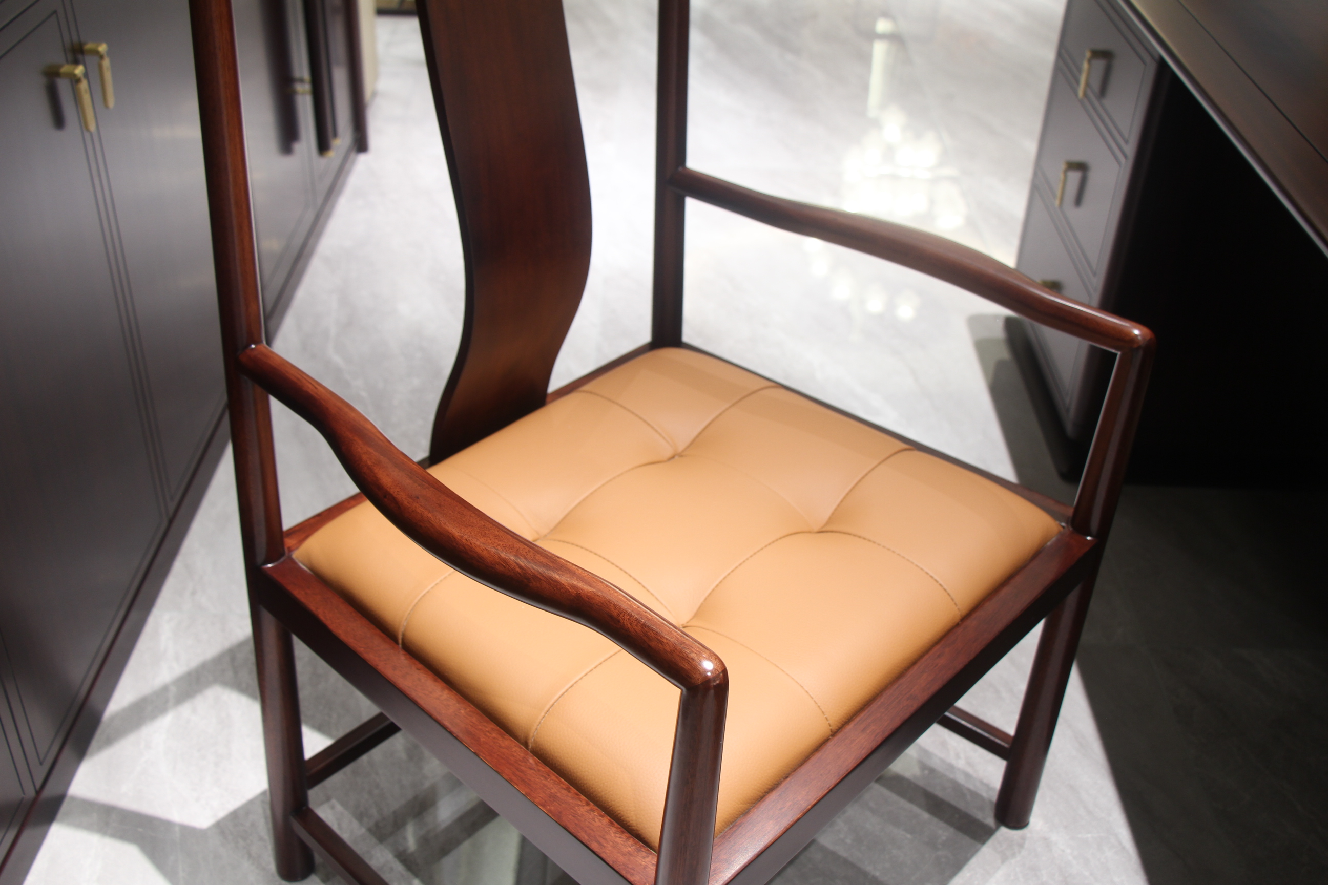 Zhong zhixin High-end design The modern Chinese-style desk set is crafted from solid wood with exquisite workmanship