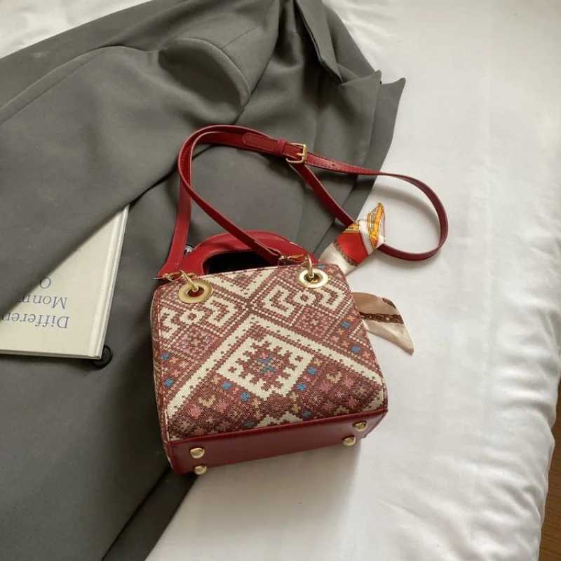 Luxcury Chic Female Crossbody Clutch High-Quality Leather Accessory Featuring Distinctive Alphabet Embroidery