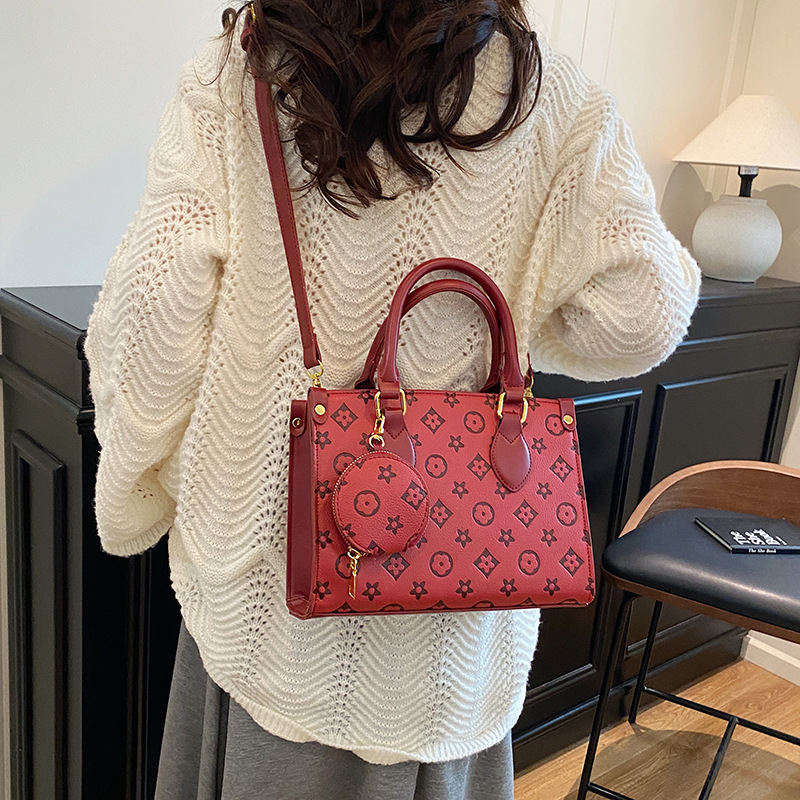 Free Shipping 2025 New Designer Fashion Printed Chain Underarm Bag Single shoulder crossbody bag High quality