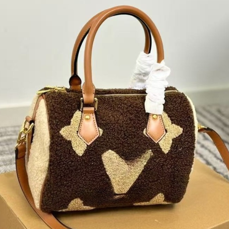 Autumn and Winter Lamb Wool Warm Series Handbag Fashionable Light Luxury Soft Cute and Warm Plush Bag Designer Classic Single Shoulder Crossbody Bag